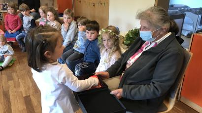 Bild: cro
Christa Säckl (rechts) bekommt von den Kindergartenkinder eine große Schachtel mit ganz persönlichen Herzenswünschen überreicht.