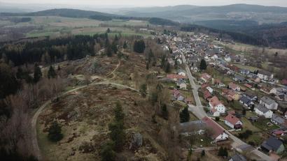 Bild: Hermann Markgraf/exb
Das "Grüne Band" tangiert auch den Gemeindebereich, im Bild rechts Stadlern, links das Hochfelsgelände. Dort ist am Pfingstsamstag, 4. Juni, die Auftaktveranstaltung zu diesem Projekt.