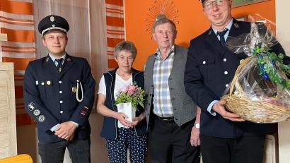 Bild: Feuerwehr Hermannsreuth/exb
Die Feuerwehr Hermannsreuth gratulierte Herbert Schabner zum 70. Geburtstag. Im Bild: (von links) Kommandant Manuel Gleißner, Anna Schabner, Herbert Schabner und Vorsitzender Christian Weigl.