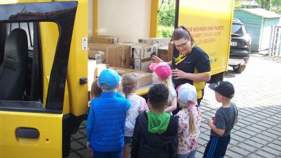 Bild: myd
Worauf muss der Paketzusteller achten, wenn er sein Auto belädt? Die Vorschulkinder des Kindergartens St. Josef in Hütten können nun diese, und noch viele weitere Fragen zur Arbeit der Post beantworten.