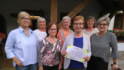 Bild: mma
Der Vorstand des Hahnbacher Frauenbunds kommt überein, 1120 Euro für die Ukrainehilfe zu spenden.