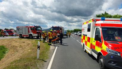 Bild: Feuerwehr Kemnath/exb
Die Feuerwehr Kemnath regelte nach den Auffahrunfall, bei dem sich ein 62-jähriger Rollerfahrer leicht verletzte, den Verkehr.