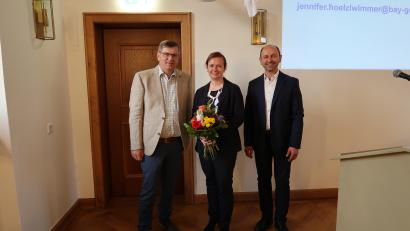 Bild: tra
Die Bürgermeister Peter Braun (links) und Hans Ram (rechts) bedankten sich bei Jennifer Hölzlwimmer für den Fachvortrag