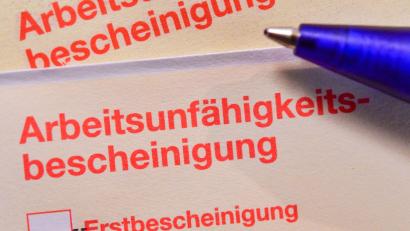 Symbolbild: Patrick Pleul/zb/dpa
Eine gefälschte Arbeitsunfähigkeitsbescheinigung bringt einen 27-Jährigen vor Gericht