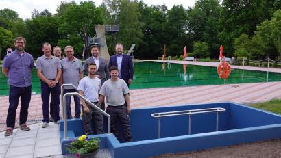Bild: bkr
Metallbauer Martin Schmidt, Schwimmmeister Kai Wolf, Projektionsleiter Christoph Brand, Geschäftsführer Günther Strobel, von der Firma Markgraf Alexander Holzmüller und Florian Praller (hinten von links) sowie Tim Lautner und Tobias Müller, zwei der sieben Azubis der Projektgruppe, freuten sich über das gelungene Werk.