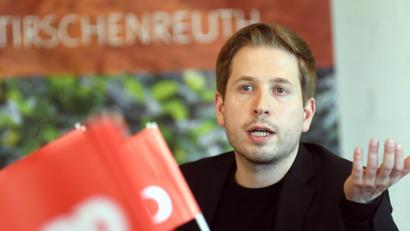Bild: Gabi Schönberger
Wenn Kevin Kühnert an der Reihe ist, legt er los. Er liebt es, zu argumentieren, sagt seine Büroleiterin Katrin Molkentin.
