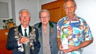 Bild: R. Kreuzer
Schützenmeisterin Sieglinde Nordgauer (Mitte) überreicht dem alten und neuen Schützenkönig Erwin Rößler (links) Königskette und Siegerpokal. Vizekönig wurde Günter Christian.