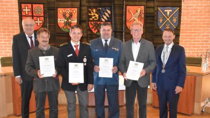Bild: hcz
Oberbürgermeister Jens Meyer (rechts) und Bürgermeister Lothar Höher (links) zeichnen verdiente Mitstreiter von BRK und THW aus. Hermann Papacek sowie BRK-Kreisbereitschaftsleiter Thomas Rauch (Zweiter und Dritter von links) nehmen die Ehrung stellvertretend für Michael Papacek und Hubert Prölß entgegen., daneben Stefan Duschner und Hugo Diehl.