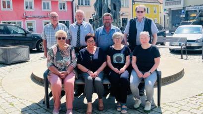 Bild:  Krone/exb
Der neue VdK-Vorstand: (unten von links) Anna Zeitler, Gerdi Gradl, Annemarie Kuppich, Roswitha Kick; (oben von links) Francis Wagner, Alexander Schärtl, Peter Liedtke und Johann Norgauer.