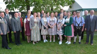 Bild: jr
Eine Vielzahl von Mitgliedern zeichnete der Schützenverein Ottengrün beim Ehrenabend aus. Unser Bild zeigt die Geehrten mit Vorsitzendem Armin Strohmaier (Zweiter von links), Stellvertretendem Bezirksschützenmeister Dieter Beer (Vierter von links) und Bürgermeister Klaus Meyer (rechts).