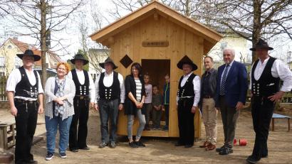 Bild: Harald Kurz/exb
Die Zimmerer-Innung übergab das verloste Spielhaus an den Josefine-und Louise- Haas Kindergarten