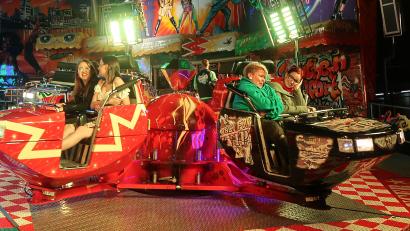 Symbolbild: Kunz
Auf der Mai-Dult in Regensburg hat am Freitagabend ein Fahrgeschäft einen 14-jährigen Jungen aus dem Landkreis Regensburg verletzt. Der genaue Unfallhergang ist der Polizei nicht bekannt.