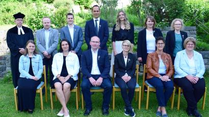 Bild: no
Die zwölf Jubelkonfirmanden mit Pfarrer Thomas Schertel (links) im evangelischen Pfarrgarten.