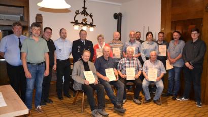 Bild: gi
Zahlreiche Feuerwehrleute werden bei der Jahreshauptverssammlung für jahrzehntelange Treue durch Vorsitzenden Josef Hierold jun. (links) und Kommandant Bernhard Meiller (Vierter von links) geehrt. Dazu gratulieren Kreisbrandmeister Thomas Kleber, zweiter Bürgermeister Bernhard Rom und Pfarrer Udo Klösel.