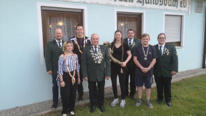 Bild: Martin Kraus/exb
Die Sieger und die Vorjahressieger der Königsproklamation 2022. Das Bild zeigt von links Zweiten Sportleiter Markus Peterhans, Vorjahresjugendkönigin Sydney-Scarlette Kraus, Vorjahreskönig Florian Ernstberger, Schützenkönig Bruno Rosner, Schützenliesl Franziska Kraus, Schützenmeister Bernhard Ernstberger, Jugendkönig Valentin Trißl und Zweiten Schützenmeister Uwe Friedrich.
