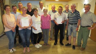 Bild: adj
Vorsitzender Franz Bringer (rechts) mit dem neu gewählte Vorstand und den Geehrten..