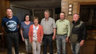 Bild: BBV/exb
Neuwahlen beim Bauernverband (von links): Helmut Renner (stellvertretender Obmann Neukirchen), Annerose Kolb (stellvertretende Ortsbäuerin Neukirchen), Elisabeth Pilhofer (Ortsbäuerin Neukirchen), Burkardt Winter (Obmann Neukirchen), Robert Wagner (Obmann Etzelwang-Weigendorf), Oskar Hoffmann (stellvertretender Obmann Etzelwang-Weigendorf).