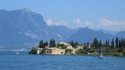 Symbolbild: Cindy Riechau/dpa/Symbolbild
Der Gardasee in Italien ist ein beliebter Urlaubsort.