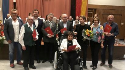 Bild: wro
Höhepunkt des Festabends waren Ehrungen langjähriger SPD-Mitglieder. Im Bild (von links) Udo Fürst, Heinrich Ulrich sen., MdB Uli Grötsch, Arno Sattler, Rainer Bleistein, SPD-Generalsekretär Kevin Kühnert, MdL Annette Karl und Siegfried Trottmann. Vorne Minne Weiß.