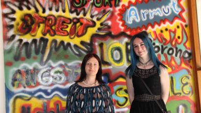 Bild: ads
Schülerinnen wurden zu Künstlerinnen. In diesem Fall Nina Brandl (links) und Kim Bedrunka. Sie stehen vor den Graffiti, die nun das Foyer der Erlöserkirche in Amberg zieren.