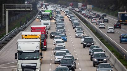 Symbolbild: Christophe Gateau/dpa
Autos und Lastwagen stehen im Stau.
