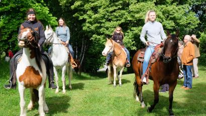 Bild: do
Eine Reitergruppe beim Eintreffen auf dem Barbaraberg. Die Organisatoren schätzten die Beteiligung auf zirka 60 Rösser. Auch zwei Kutschen trafen ein.