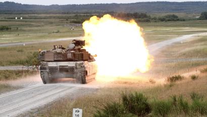 Symbolbild: Capt. John Farmer
Ein amerikanischer Panzer vom Typ Abrams feuert auf einer Schießbahn auf dem Truppenübungsplatz Grafenwöhr.