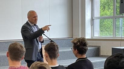 Bild: Tobias Grieb/exb
Europaabgeordneter Ismail Ertug diskutierte am Tag des Grundgesetzes mit Zehnt- und Elftklässlern des Herzog-Christian-August-Gymnasiums über Politik.