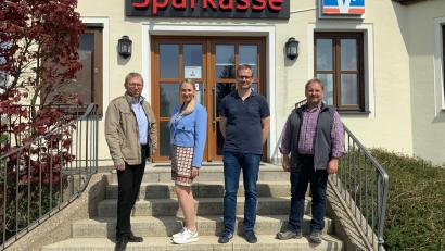 Bild: ld
Bei der offiziellen Übergabe des Sparkassengebäudes trafen sich (von links) Roman Leiß und Sonja Marterer von der Sparkasse Oberpfalz Nord, Bauamtsleiter Achim Scherm und Bürgermeister Bernhard Schindler.