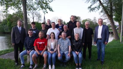 Bild: kaz
Sie lösen Roland Sächerl (Reihe Mitte, Vierter von links) als Vorsitzenden ab: Hans Zaus, Mirjam Müller und Georg Panzer (sitzend von links). Als Kassier sind Maximilian Memmel und Maria Heser tätig (sitzend von links). Pius Müller und Christoph Sächerl (stehend, Zweiter und Dritter von links) sind die neuen Jungkolpingleiter. Katrin Pasieka-Zapf (hinten links) wird mit Markus Lehner Schriftführer. Luzia Söllner, Josef Fischer, Martin Prechtl, Michael Heser und Alfred Kick sind Beisitzer (von links). Pfarrer Thomas Kraus (links) und Bürgermeister Roman Schäffler (rechts) gratulierten und dankten ihnen.