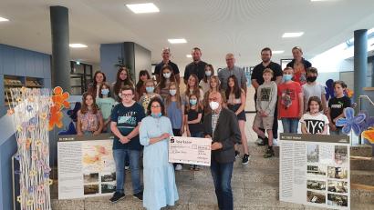 Bild: Nabtal-Realschule/exb
Schulleiterin Hannelore Reil-Heining und die Klasse 5 A überreichten stellvertretend für die engagierte Schulfamilie den Spendenscheck an Josef Ziegler.