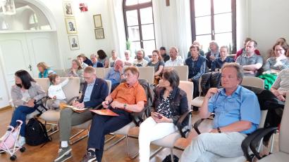 Bild: fpoz
Etwa 30 Anwohner informierten sich im Rathaus über die geänderte Planung zum Mehrfamilienhaus-Projekt an der Ringstraße.