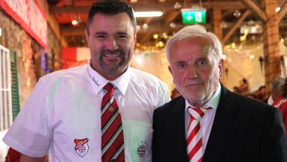 Bild: Hirsch
Vorsitzender Bernd Hofmann (rechts) ernannte den langjährigen Busfahrer Herbert Lang (links) zum Ehrenmitglied des FC-Bayern-Fancluibs.