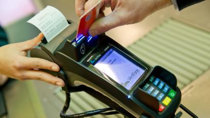 Bild: Daniel Karmann/dpa
Viele Zahlungs-Terminals in Geschäften sind weiter gestört.