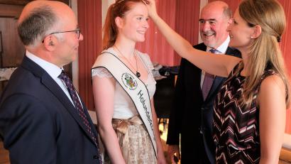 Bild: do
Holunderkönigin Sandra I. krönt ihre Nachfolgerin Monika I. Begeistert beobachten OGV-Kreisvorsitzender Albert Nickl (links) und Bezirksvorsitzender Willibald Gailer (Zweiter von rechts) die Zeremonie.