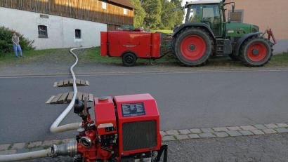 Bild: exb/FW Hannersgrün
Die Hannersgrüner Wehr hat aktuell nur einen 60 Jahre alten Tragkraftspritzenanhänger; sie soll im kommenden Jahr ein Tragkraftspritzenfahrzeug bekommen. Der Anhänger ist nicht mehr zeitgemäß, das Arbeiten damit laut Kommandant mitunter lebensgefährlich, wenn der Anhänger am Unfallort nicht als Einsatzgerät erkannt wird.