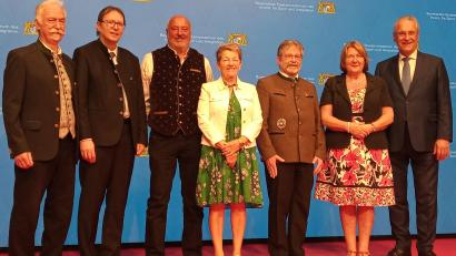 Bild: dl
OSB-Präsident Franz Brunner, die Geehrten Christoph Kuchenreuter, Ralf Hergeth, Sieglinde Dirscherl und Peter Lugbauer, sowie die Ehrenamtsbeauftragte Bayerns, Eva Gottstein, und Innenminister Joachim Herrmann (von links).