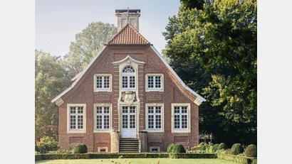 Bild: Christoph Steinweg/BOK + Gärtner GmbH /dpa
Der Lyrikweg führt entlang der wichtigsten Lebensstätten von Annette von Droste-Hülshoff, darunter dem Haus Rüschhaus.