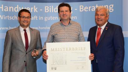 Bild: Foto Kraus/exb
Kraftfahrzeugmechanikermeister Rainer Krapf (Mitte) aus Freihung erhielt von Kammervizepräsident Gerhard Ulm (rechts) und Geschäftsführer Alexander Stahl (links) seinen Goldenen Meisterbrief.