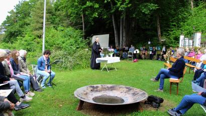 Bild: ds
Beim Gottesdienst im Grünen ging Pfarrer Markus Vedder in seiner Predigt auf die Beschreibung der Himmelfahrt Christi ein.