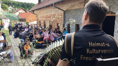 Bild: gri
Mit viel Musik und Gesang feierte der Heimat- und Kulturverein Freudenberg sein Backofenfest in Wutschdorf.