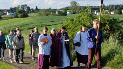 Bild: le
Die Bittgänge haben noch in vielen Pfarreien des Landkreises Tradition. Heuer, nach zwei Jahren Coronapause jkonnte sie wieder gepfeltg werden. An vier Tagen oder sogar fünf Tagen hintereinander ziehen die Gläubigen zu verschiedenen Orten und bringen ihre Anliegen vor. Auch in der Pfarrei Floß wird diese Tradition gepflegt.