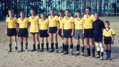 Bild: Karl Richtmann
Die Herrmannelf schaffte es sogar in die Bild-Zeitung. Diese Aufnahme stammt von 1967. Von links nach rechts: Roland, Ernst, Werner, Georg, Willi, Karl, Erwin, Johann junior, Erich, Johann senior und Manfred Herrmann.
