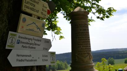 Bild: Jennifer Bergmann
Eines von 250 neu angebrachten Schildern für den Böttgerwanderweg nahe der Böttgersäule, kurz hinter der tschechischen Grenze.