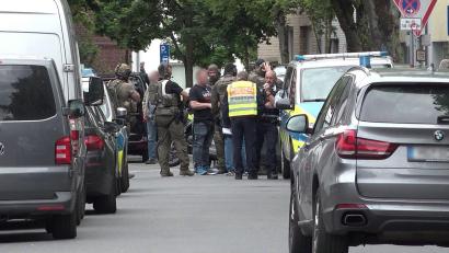 Bild: Erwin Pottgießer/TNN/dpa
Der Polizeieinsatz in der Nähe der Schule in Disnlaken am Mittwoch.