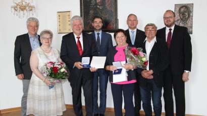 Bild: prh
Mit Rita Steiner (Vierte von rechts) und Günter Stich (Dritter von links) wurden zwei langjährige Kommunalpolitiker von Landrat Andreas Meieer (rechts) mit der Kommunalen Verdienstmedaille in Bronze ausgezeichnet. Darüber freuten sich MdL Dr. Stephan Oetzinger (Vierter von links) und die Bürgermeister Robert Lindner (links) und Richard Kämmerer (Dritter von rechts) sowie die Ehepartner der beiden Geehrten.