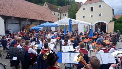Bild: bö
Die Blasmusik der Trachtenkapelle Hohenburg und der Schweinsbraten aus dem Backofen der Kirwaleit waren die Genüsse beim Vatertagsfest vor dem Musikstadl in Hohenburg.
