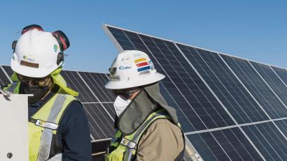 Symbolbild: Alex F. Catrin/dpa
Bei extremer UV-Belastung ist Schutzkleidung im Job unerlässlich.