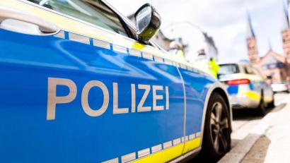 Symbolbild: Philipp von Ditfurth/dpa
Einsatzfahrzeuge der Polizei an einem Straßenrand.