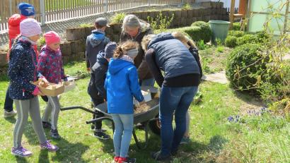 Bild: tja
Die teilnehmenden Kinder an der Aktion "Vielfaltskiste" bepflanzen nach eigenen Ideen ihre Holzkiste mit Unterstützung der Gartenbauvereinsmitglieder.